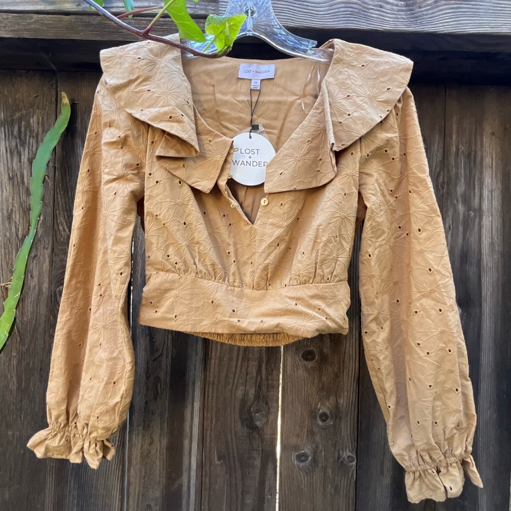 Lost and Wander cropped peasant blouse ruffled collar. Tan. Size ( XS). Cotton.